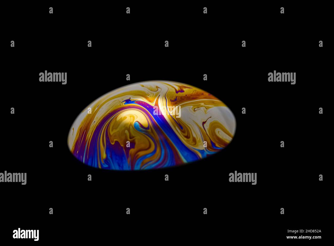 Planète extraterrestre psychédélique multicolore avec une atmosphère dans l'obscurité de l'univers.Gros plan sur les boules de savon Banque D'Images