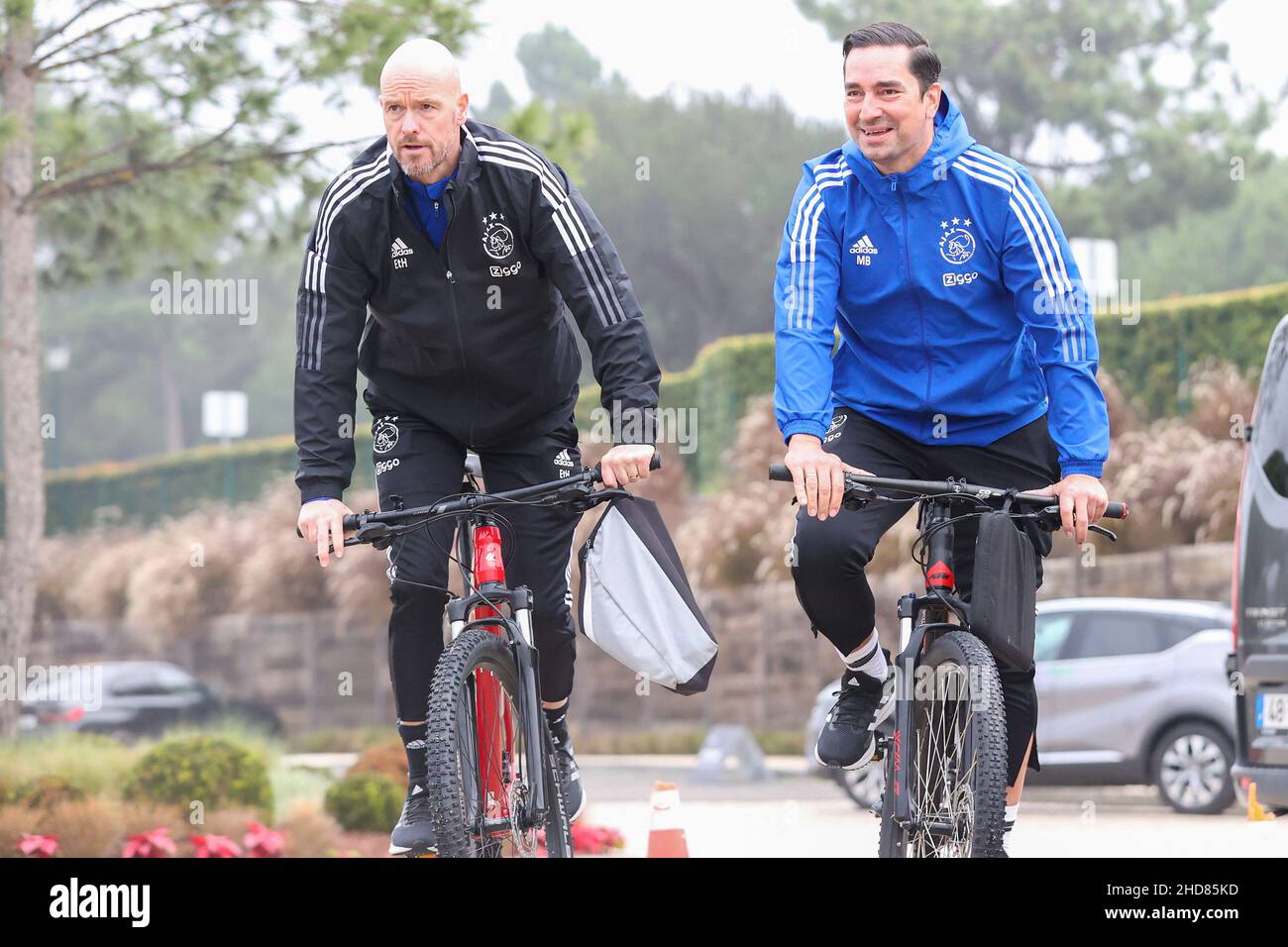 , PORTUGAL - JANVIER 4: L'entraîneur Erik Ten Hag d'Ajax Amsterdam, Miel Brinkhuis (responsable Communications) pendant la session de formation Ajax le jour 2 matin à Quinta do Lago le 4 janvier 2022 au Portugal.(Photo par Ben gal/Orange Pictures) Banque D'Images