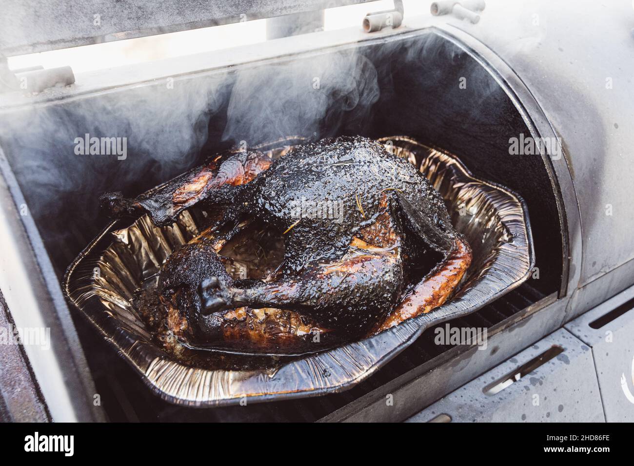 Poulet fumé cuisant à l'extérieur sur une combinaison grill et fumeur Banque D'Images