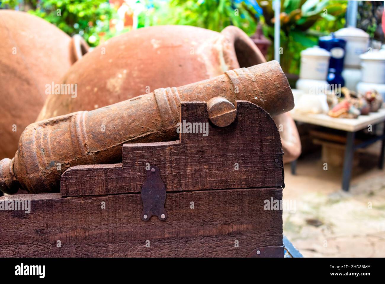 Petit canon et "tinajon" dans l'arrière-cour.Collection d'objets anciens à l'intérieur de la maison du célèbre artiste et peintre cubain Ileana SanchezJan.4, 20 Banque D'Images