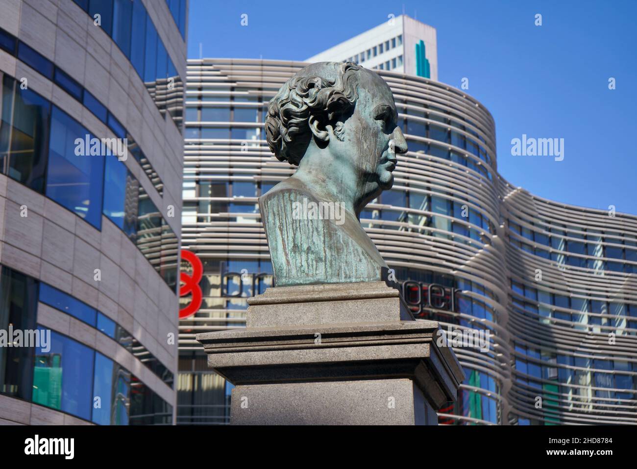 Sculpture en bronze historique de Friedrich Wilhelm von Schadow, dévoilée en 1869, devant des bâtiments modernes à Shadowplatz à Düsseldorf/Allemagne. Banque D'Images