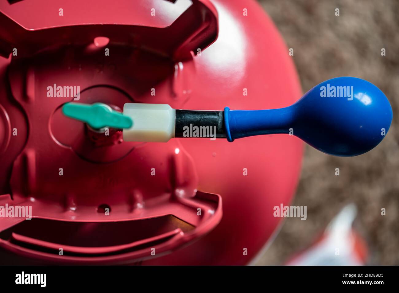 Accent sélectif sur le bord d'un ballon gonflable fixé à un réservoir d'hélium. Banque D'Images