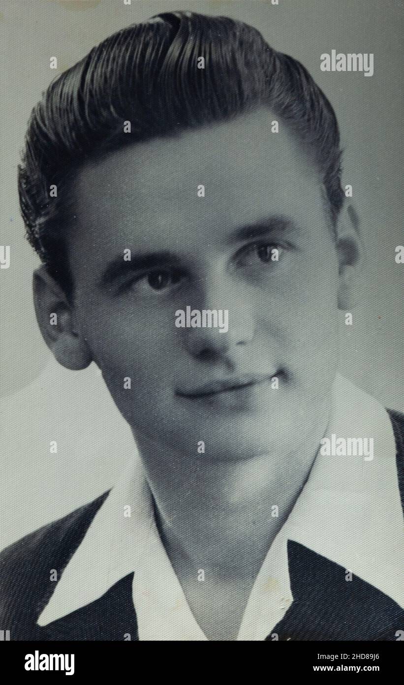 VILLANOVA DEL GHEBBO, ITALIE OCTOBRE 1955: Gros plan portrait joli garçon dans les années 50 Banque D'Images