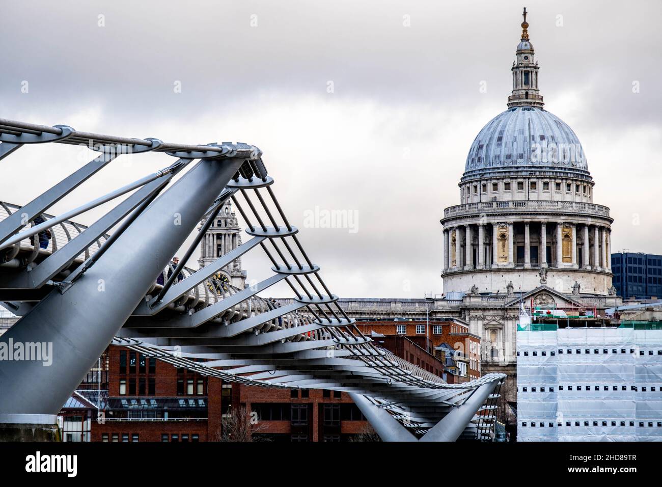 Londres Angleterre Royaume-Uni janvier 02 2022, St Pauls Cathedral et Millennium Bridge Londres with No People Banque D'Images