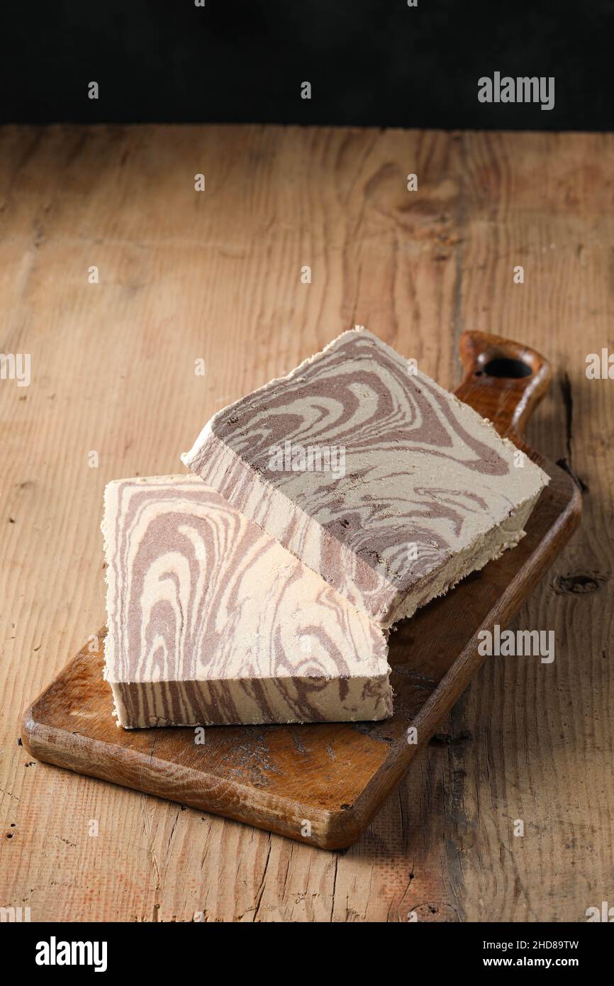 Halva de cacao, tranchée ​​cocoa halva sur la planche à découper, espace de texte Banque D'Images