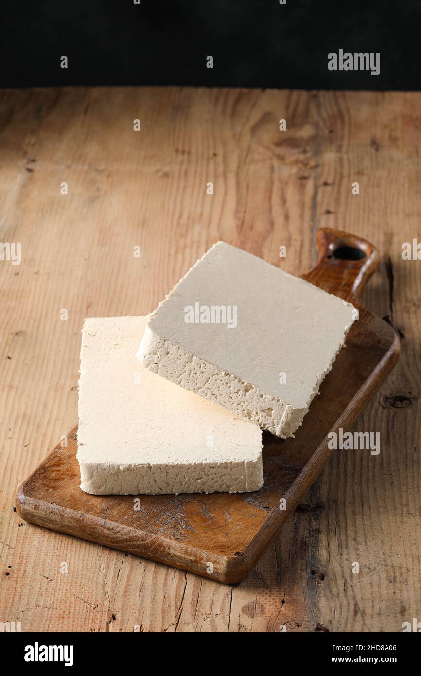 Halva simple, en tranches de ​​plain halva sur la planche à découper, espace texte Banque D'Images