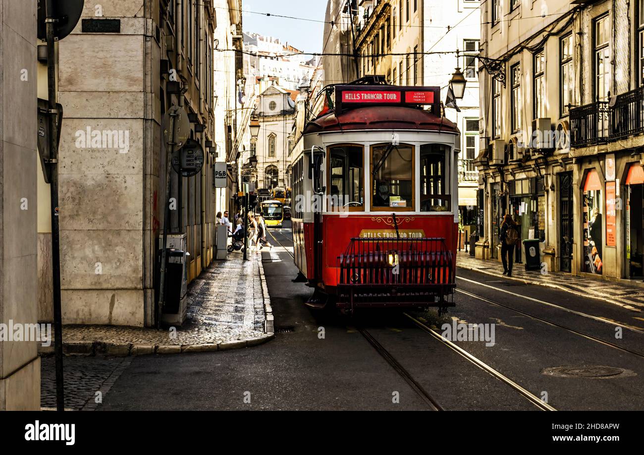 Lisboa,Portugal,octobre 27,2021: Baixa un ancien et rouge tramway ancien conduisait à travers les rues de Lisbonne. Banque D'Images