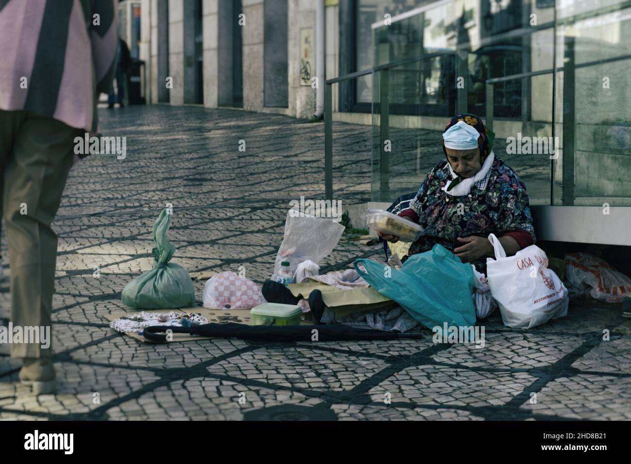 Lisboa,Portugal,octobre 27,2021:Childa Une femme, le vieux mendiant d'Europe de l'est se préparait pour le déjeuner. Banque D'Images