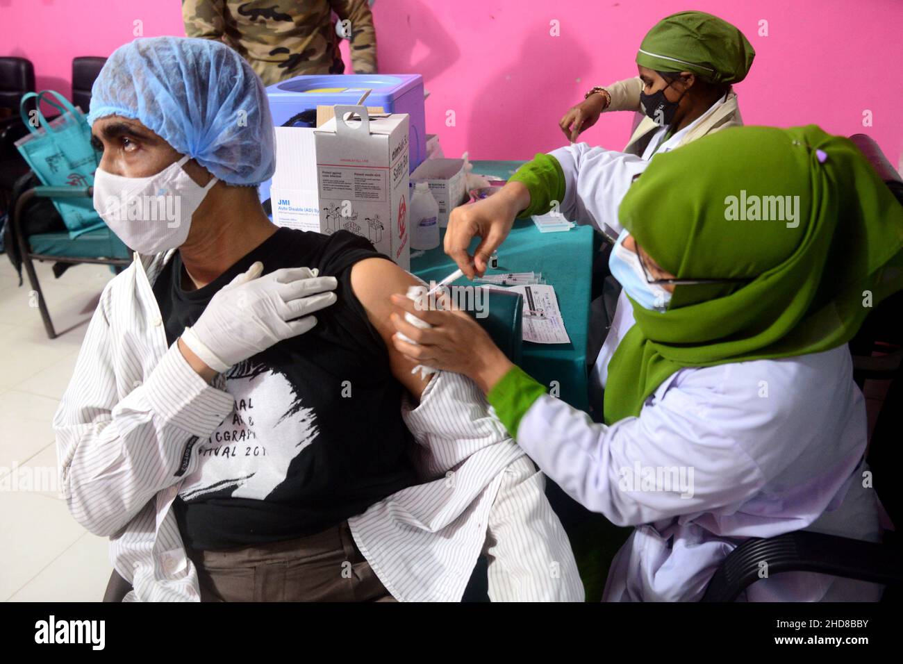 Le 3 janvier 2022, une personne reçoit une troisième dose du vaccin contre le coronavirus Pfizer-BioNTech COVID-19 à l'hôpital médical de Dhaka, à Dhaka, au Bangladesh Banque D'Images