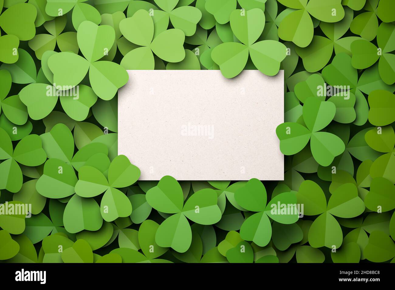 Arrière-plan Cloverleaf avec une carte vide pour son propre texte au milieu. Concept du printemps ou de la Saint-Patrick. Banque D'Images