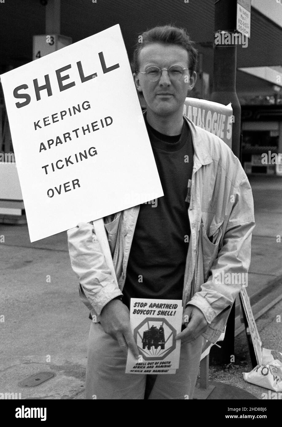 Piquet anti-apartheid d'un garage Shell demandant aux automobilistes du boycotter en raison de leur implication en Afrique du Sud.Nottingham, Royaume-Uni, mai 1990 Banque D'Images