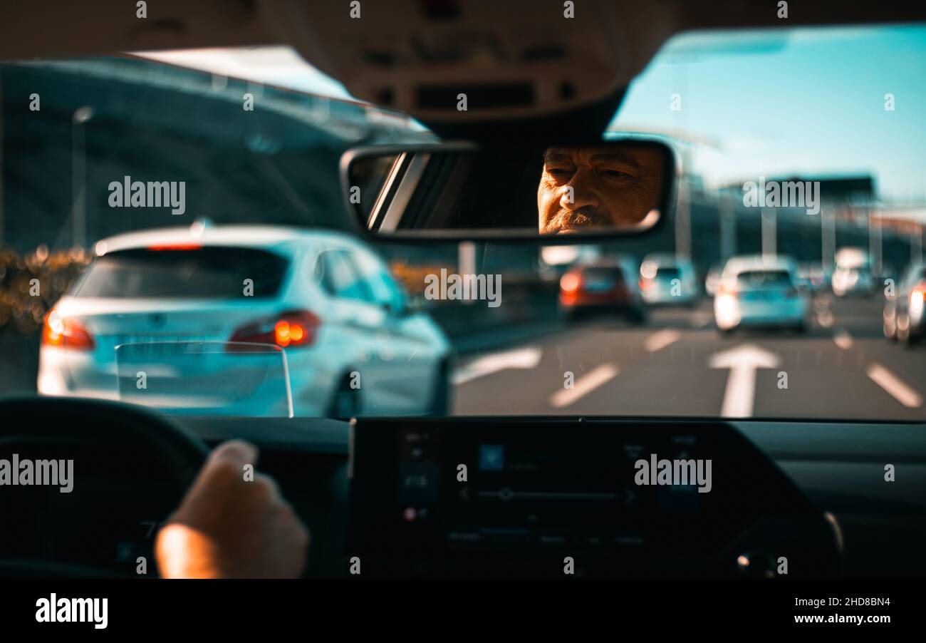 Un vieil homme qui conduit sur une autoroute Banque D'Images
