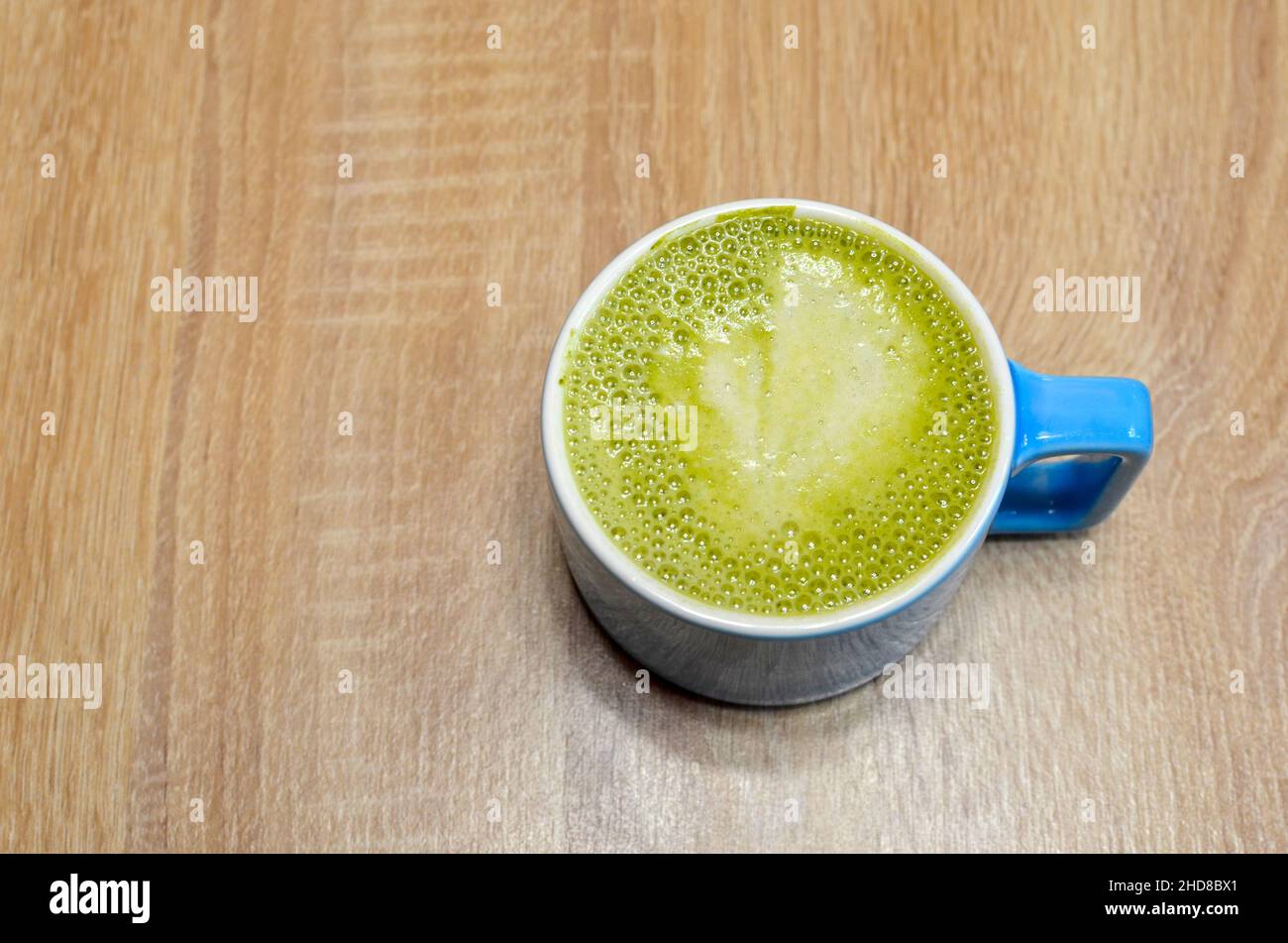 tasse bleue avec thé matcha vert mousseux Banque D'Images