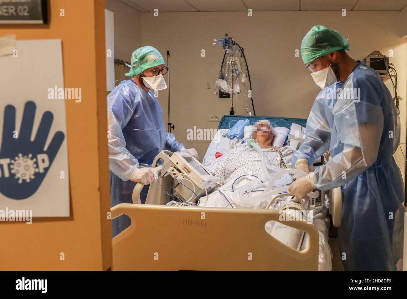 Dans cette photo, les médecins prennent un patient Covid-19 pour une acquisition pulmonaire.Suite à une nouvelle vague de cas Covid-19, l'unité de soins intensifs de l'hôpital Saint André de Bordeaux, en France, le 4 janvier 2022, est à nouveau en situation de crise.Presque tous les patients admis à l'unité de soins intensifs ne sont pas vaccinés ou sont des patients immunodéprimés qui n'ont reçu que deux doses de vaccin.Photo de Thibaud Moritz/ABACAPRESS.COM Banque D'Images