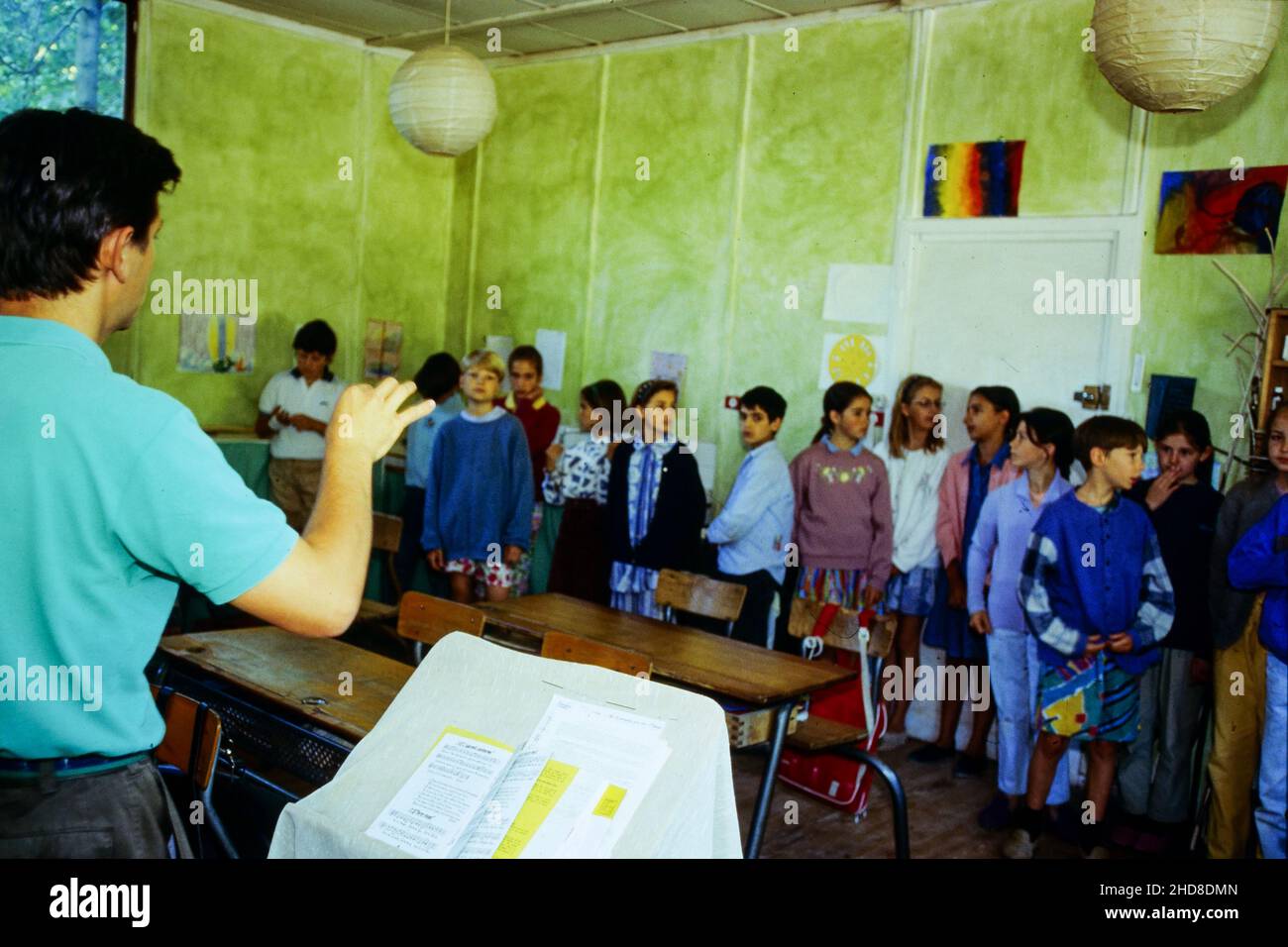 Archives 90ies : élèves de l'école privée Steiner, Saint-Genis Laval, Rhône, France, 1995 Banque D'Images