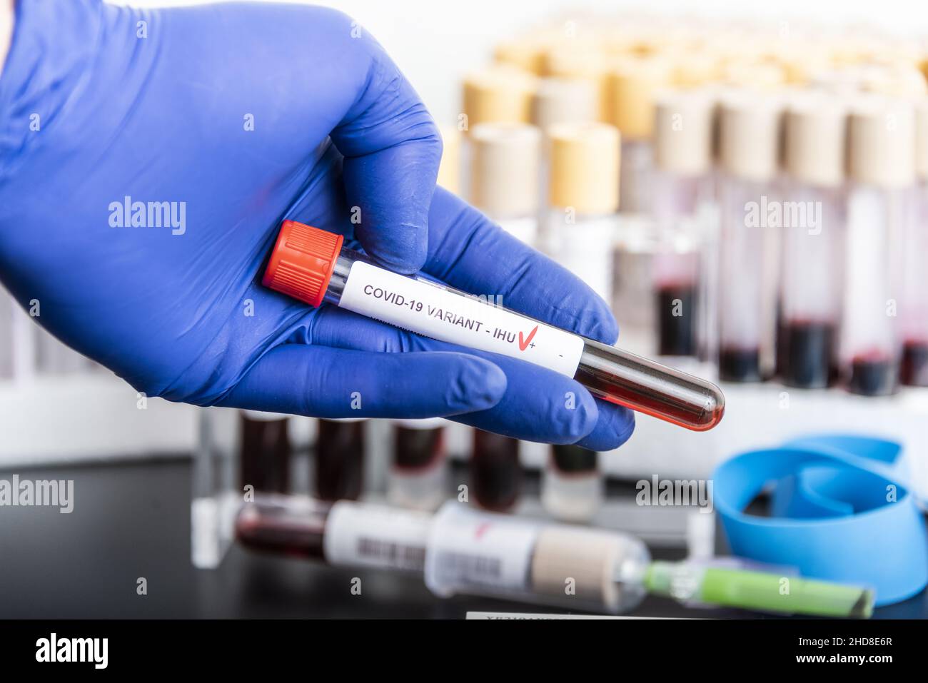 Les mains du médecin tiennent des échantillons de sang de la nouvelle variante IHU, covid19, coronavirus.Approche sélective du tube échantillon. Banque D'Images