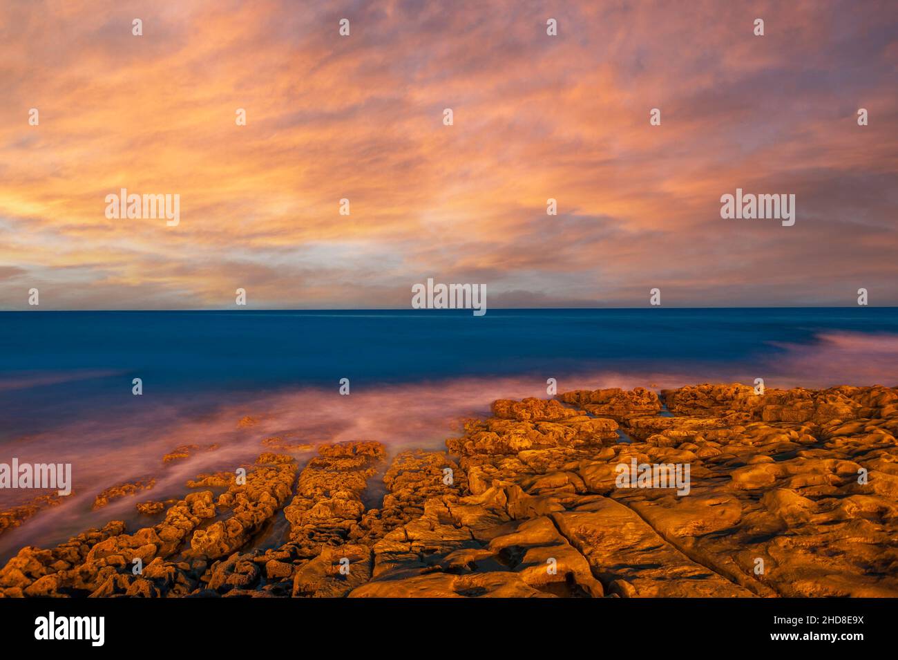 Côte rocheuse au large de Praia da Luz, Algarve, Portugal, Europe Banque D'Images