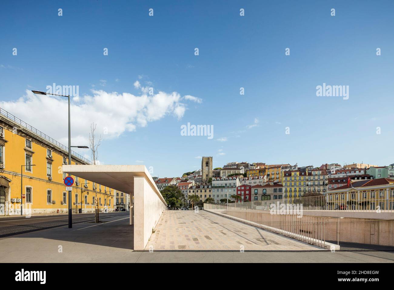 Arrêt de bus, parking et façades de la ville.Campo das Ceboles - Portas do  Mar, Lisbonne, Portugal.Architecte: carrilho da graça arquitectos, 2018  Photo Stock - Alamy