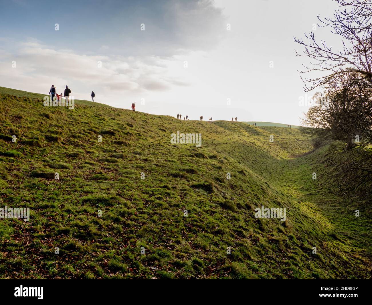 Les murs de terrassement extérieurs circulaires et le fossé de la henge d'Avebury dans le Wiltshire au Royaume-Uni ont un diamètre de près d'un demi-kilomètre Banque D'Images