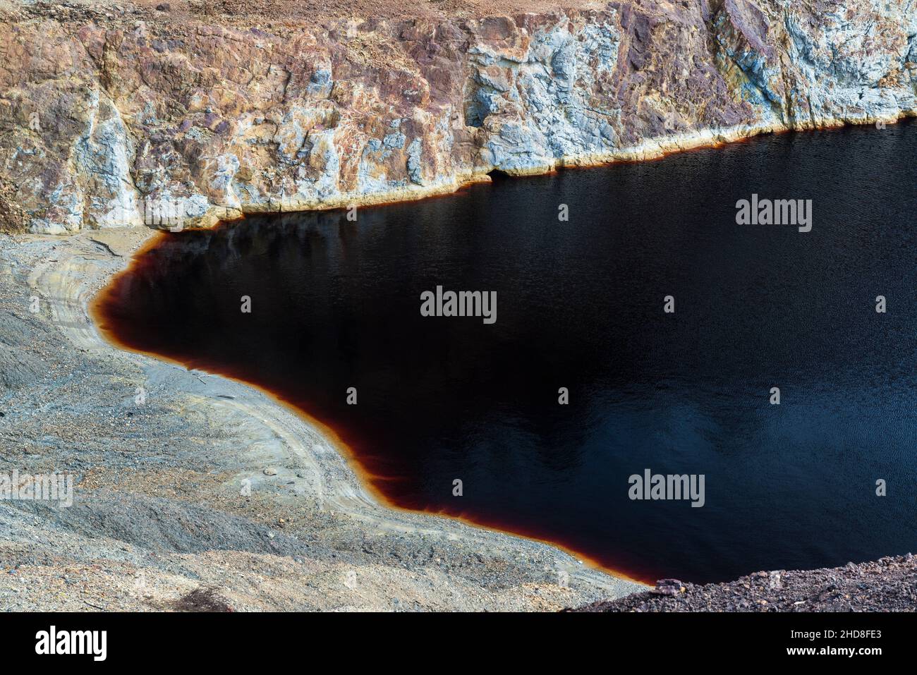 L'eau dans la fosse de la mine de Sao Domingos est rouge à cause du fer et est acide à cause de l'oxydation du soufre.Corte do Pinto, Alentejo, Portugal. Banque D'Images