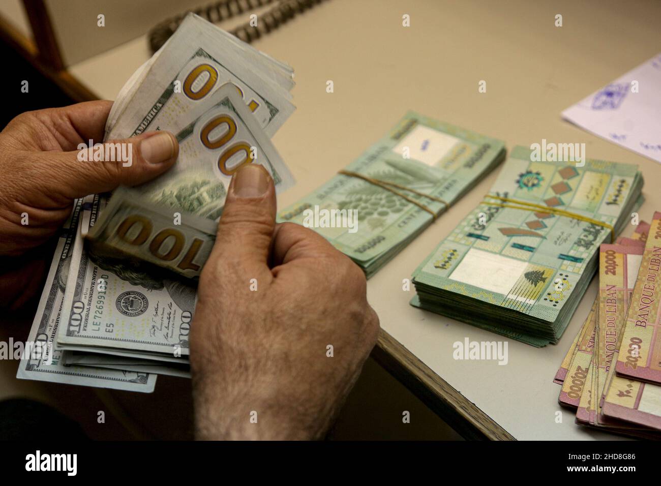 https://c8.alamy.com/compfr/2hd8g86/beyrouth-liban-04th-janvier-2022-un-negociant-de-devises-compte-de-l-argent-dans-un-bureau-de-change-de-beyrouth-alors-que-la-monnaie-libanaise-a-atteint-un-nouveau-bas-par-rapport-au-dollar-americain-selon-les-commercants-du-marche-la-livre-libanaise-se-negociait-autour-de-30-000-perdant-plus-de-90-pour-cent-de-sa-valeur-par-rapport-a-la-fin-de-2019-lorsque-la-crise-economique-et-financiere-du-liban-a-eclate-credit-marwan-naamani-dpa-alamy-live-news-2hd8g86.jpg