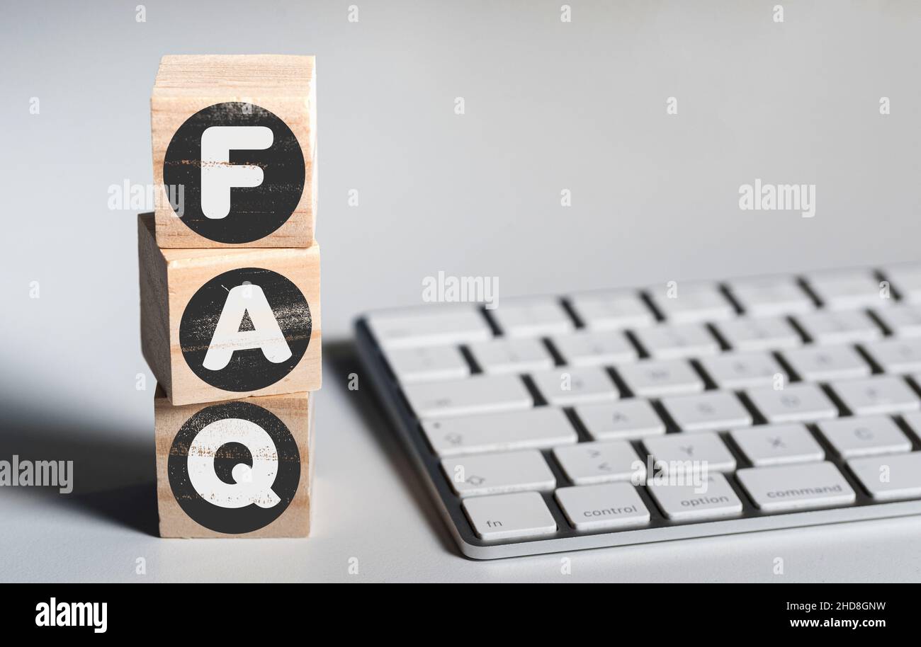 FAQ sur les blocs de bois sur le bureau avec clavier d'ordinateur, concept de Foire aux questions Banque D'Images