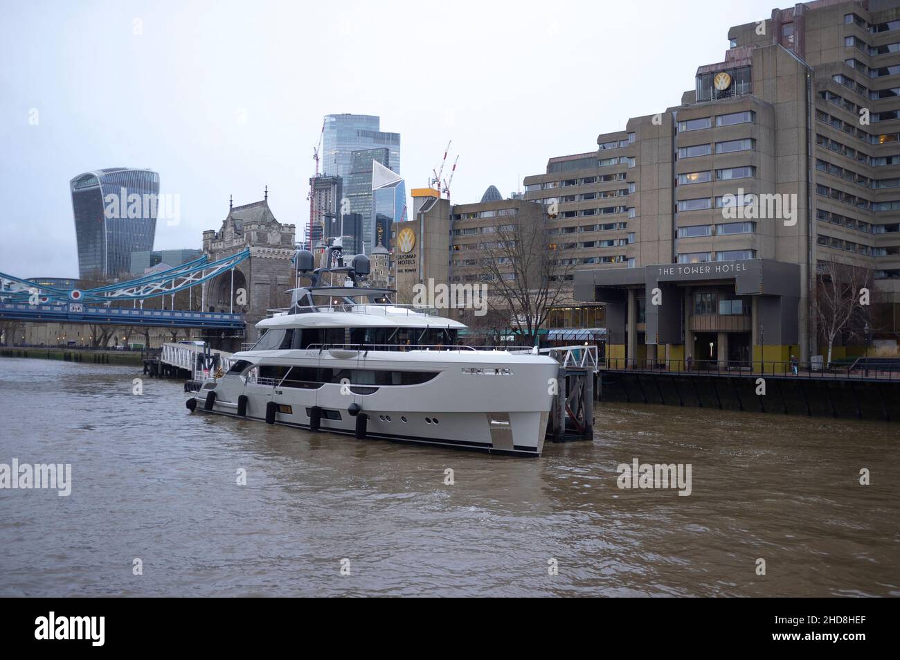 Phoenix Yacht amarré à Londres le long de Side Tower Bridge Quay. Banque D'Images