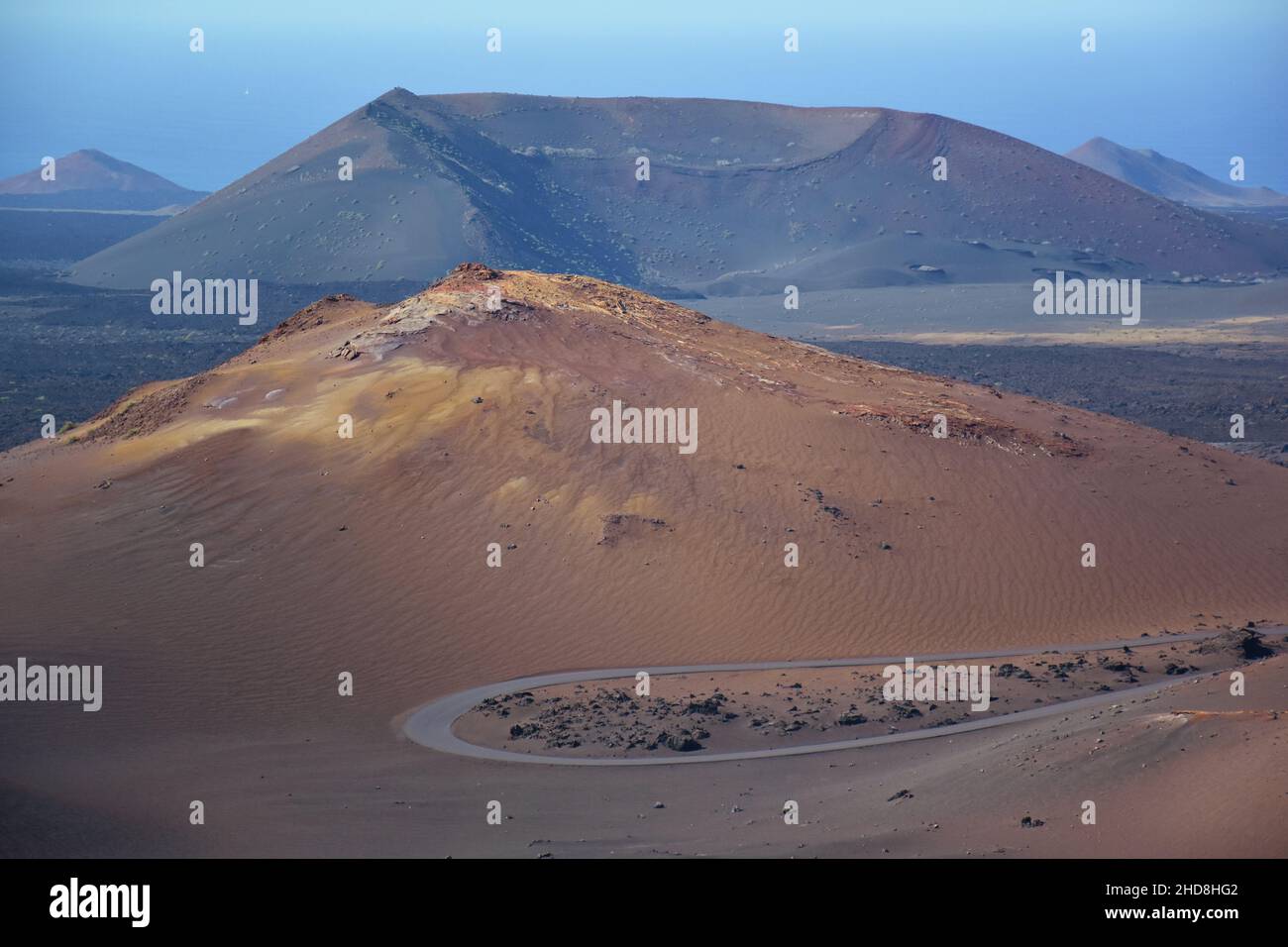 Cratères volcaniques colorés dans le parc national de Timanfaya, Lanzarote, îles Canaries, Espagne Banque D'Images