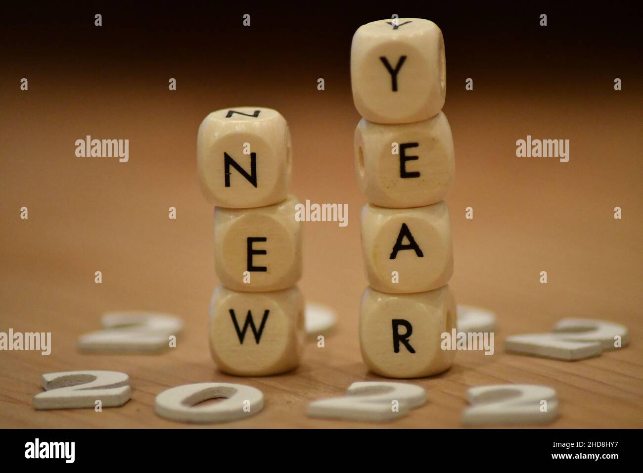 Des blocs de bois avec des lettres sont à l'œuvre pour le nouvel an 2022 Banque D'Images