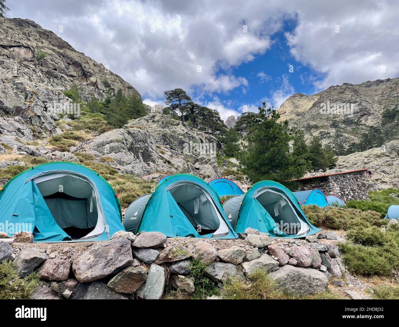 Tentes Biwak à Bergerie de Ballone, le long du sentier GR 20.Camping en plein air dans les montagnes de Corse, France. Banque D'Images