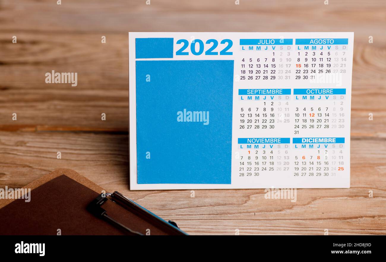 Calendrier 2022 (mois en espagnol) , sur bloc-notes, table de bureau en  bois avec fond en bois Photo Stock - Alamy