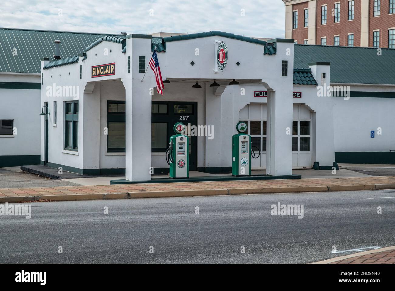 Une petite station-service Sinclair restaurée à l'apparence originale d'une époque révolue avec des pompes et un garage vue d'angle de gros plan Banque D'Images