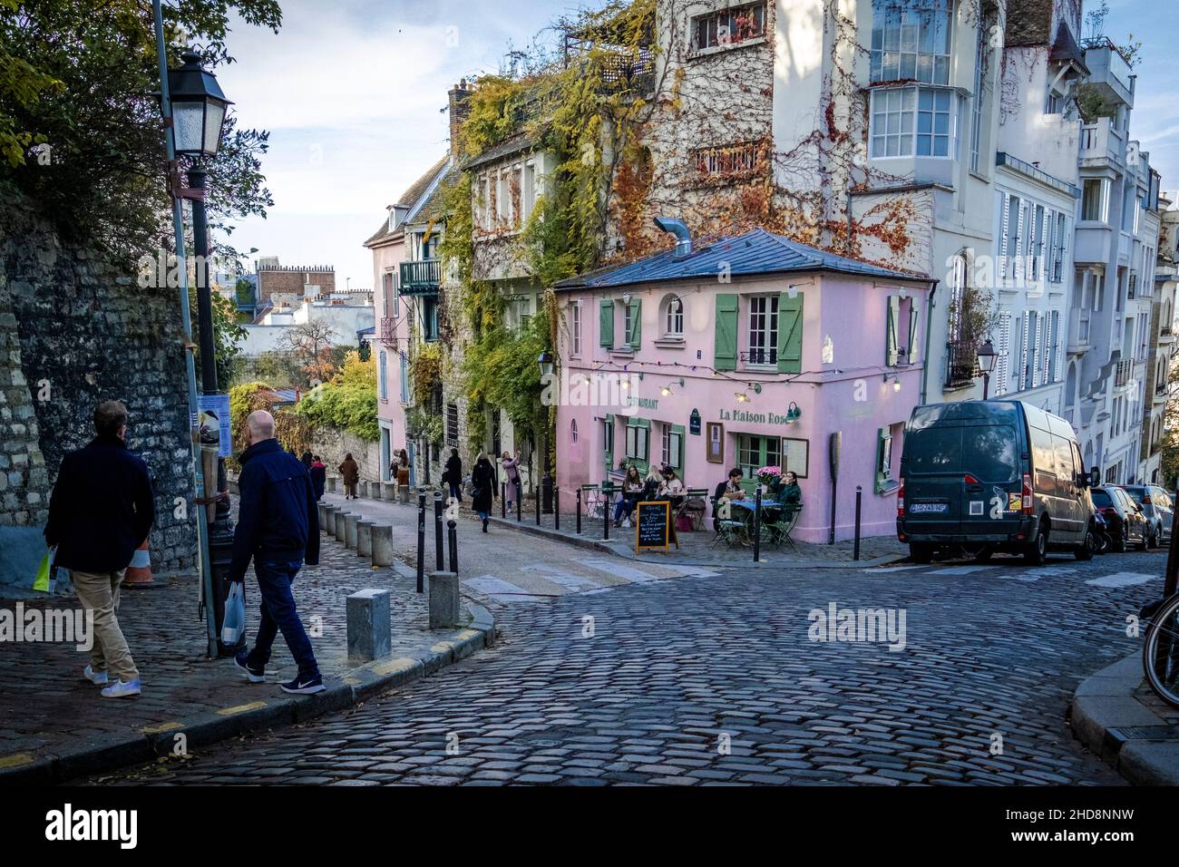 La Maison Rose” un restaurant dans la rue de l'Abreuvoir au coeur de Montmartre, Paris, France Banque D'Images