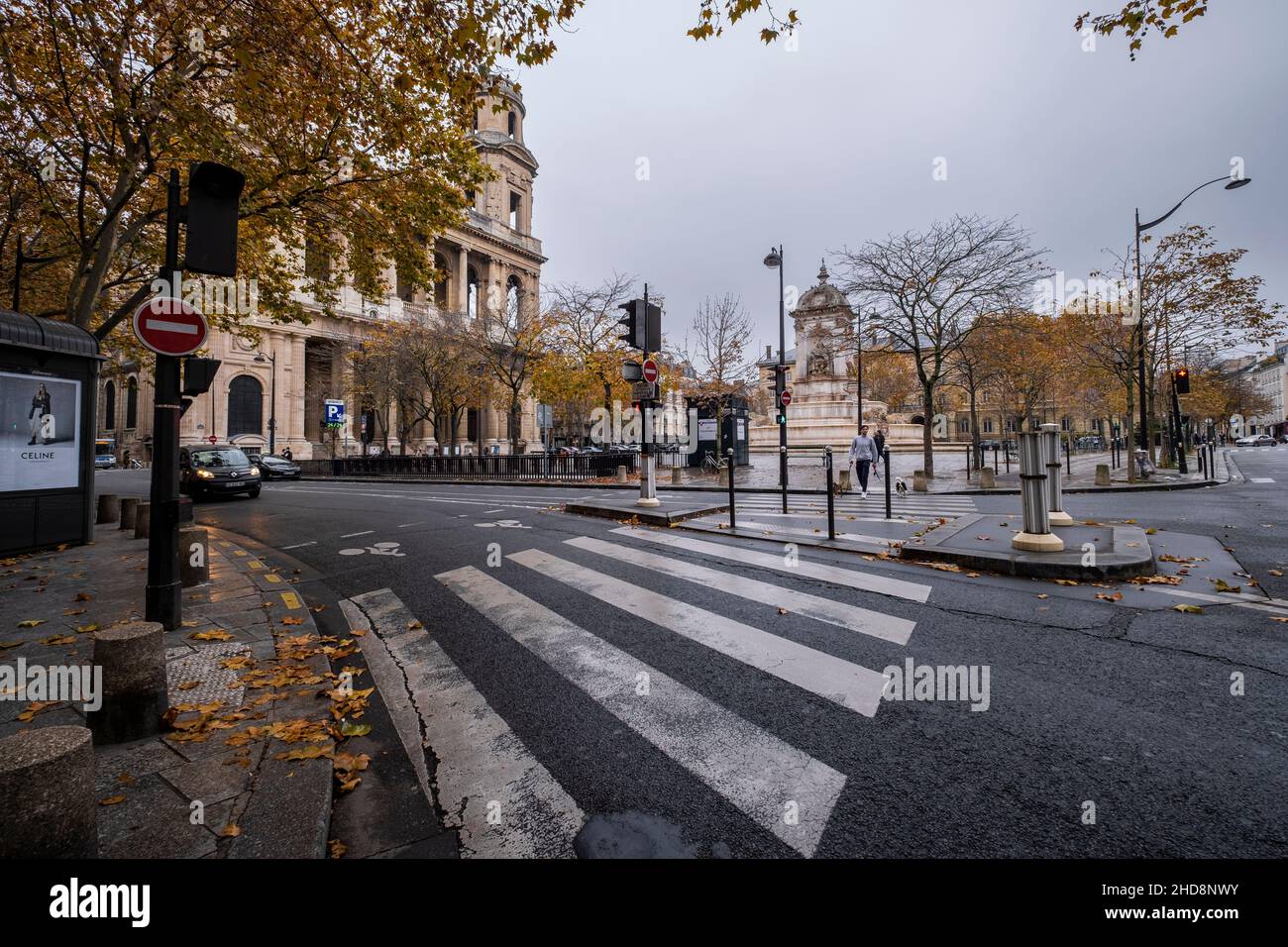 Scène de rue dans les rues de Paris et les gens qui marchent autour.Paris, France Banque D'Images