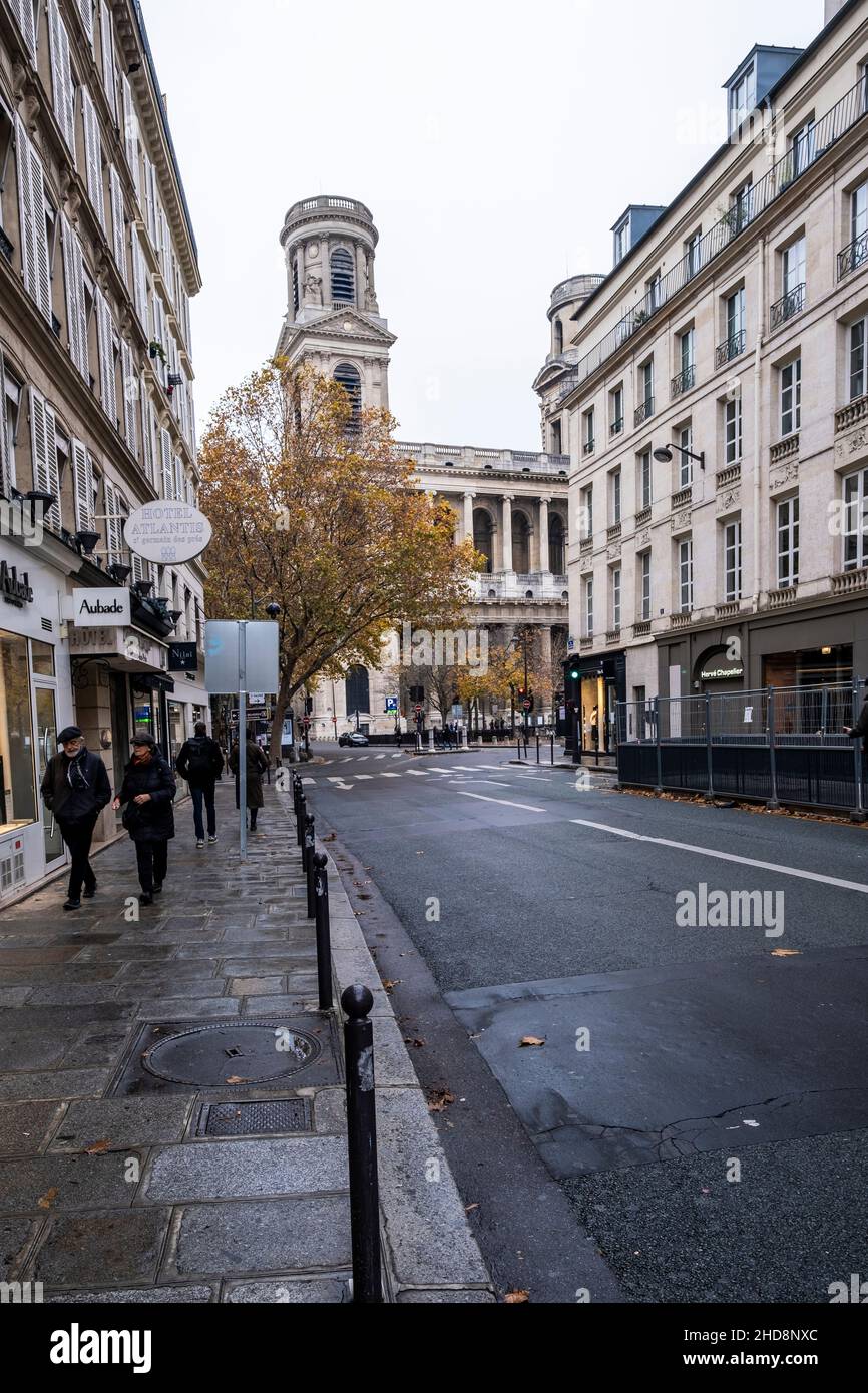 Scène de rue dans les rues de Paris et les gens qui marchent autour.Paris, France Banque D'Images
