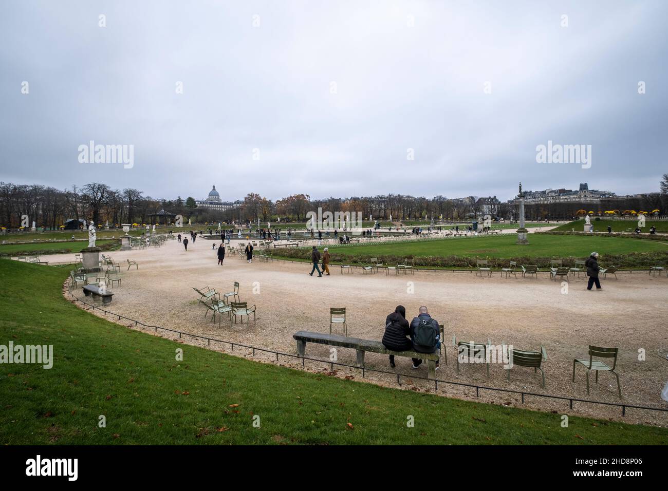 Le jardin du Luxembourg à Paris, en France, le matin de l'automne, les gens font du vélo, se promener ou se reposer. Banque D'Images