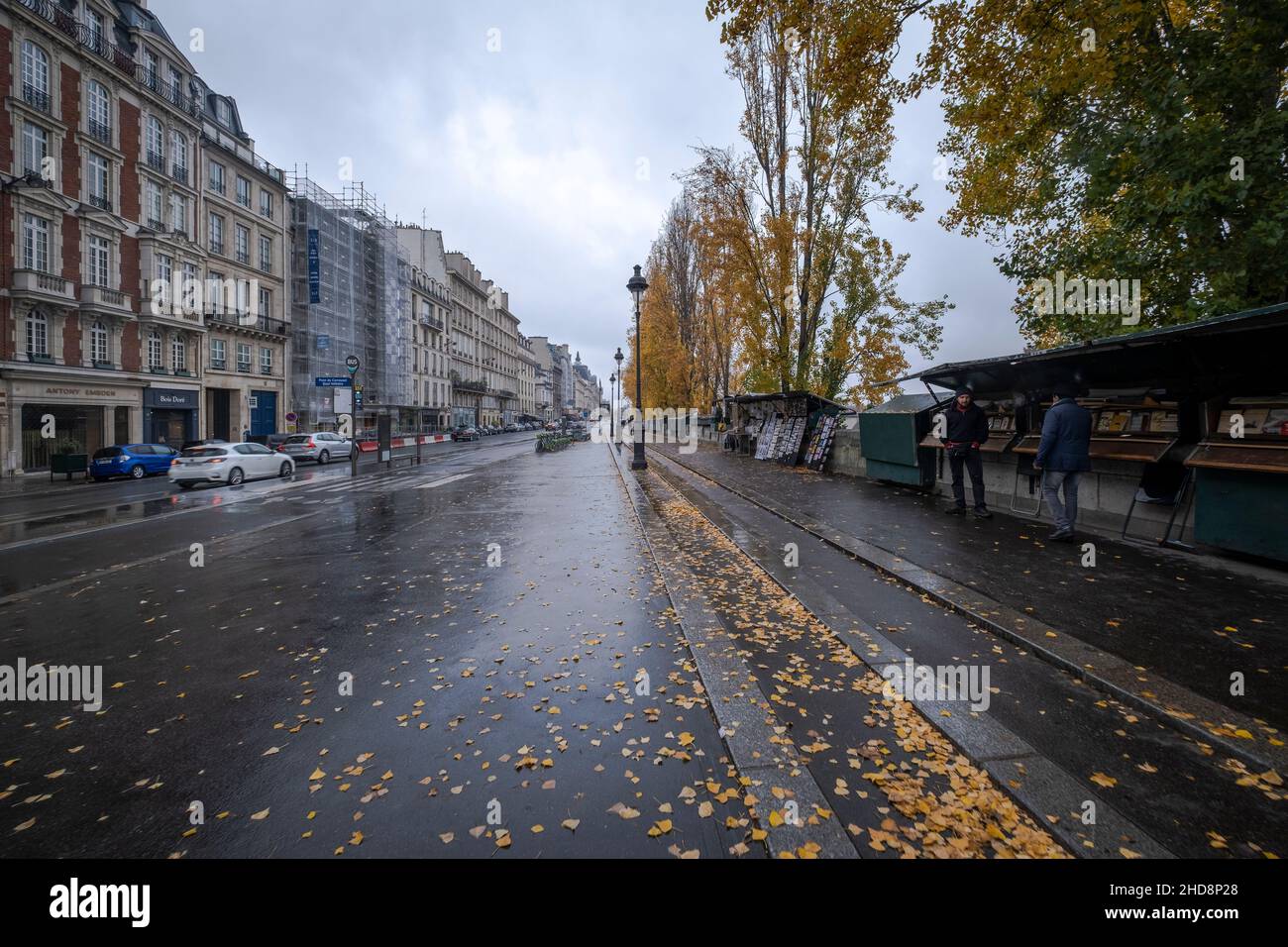 Scène de rue dans les rues de Paris et les gens qui marchent autour.Paris, France Banque D'Images