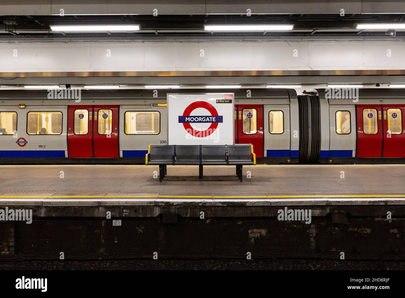 Le train Metropolitan Line se termine à la station Moorgate sur le métro de Londres Banque D'Images