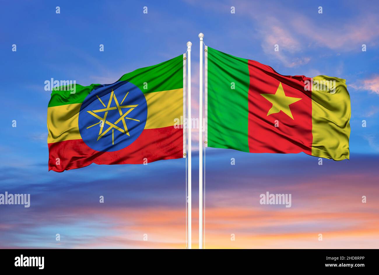 éthiopie et cameroun deux drapeaux sur les mâts et ciel bleu nuageux Banque D'Images