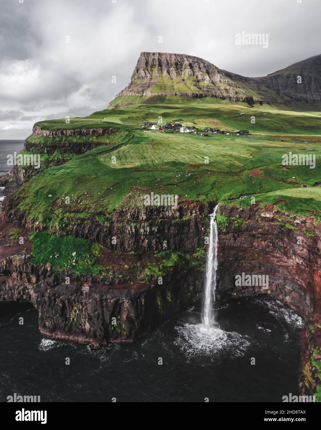 Vue aérienne de la cascade de Mulafossur dans les îles Féroé de Gasadalur Banque D'Images