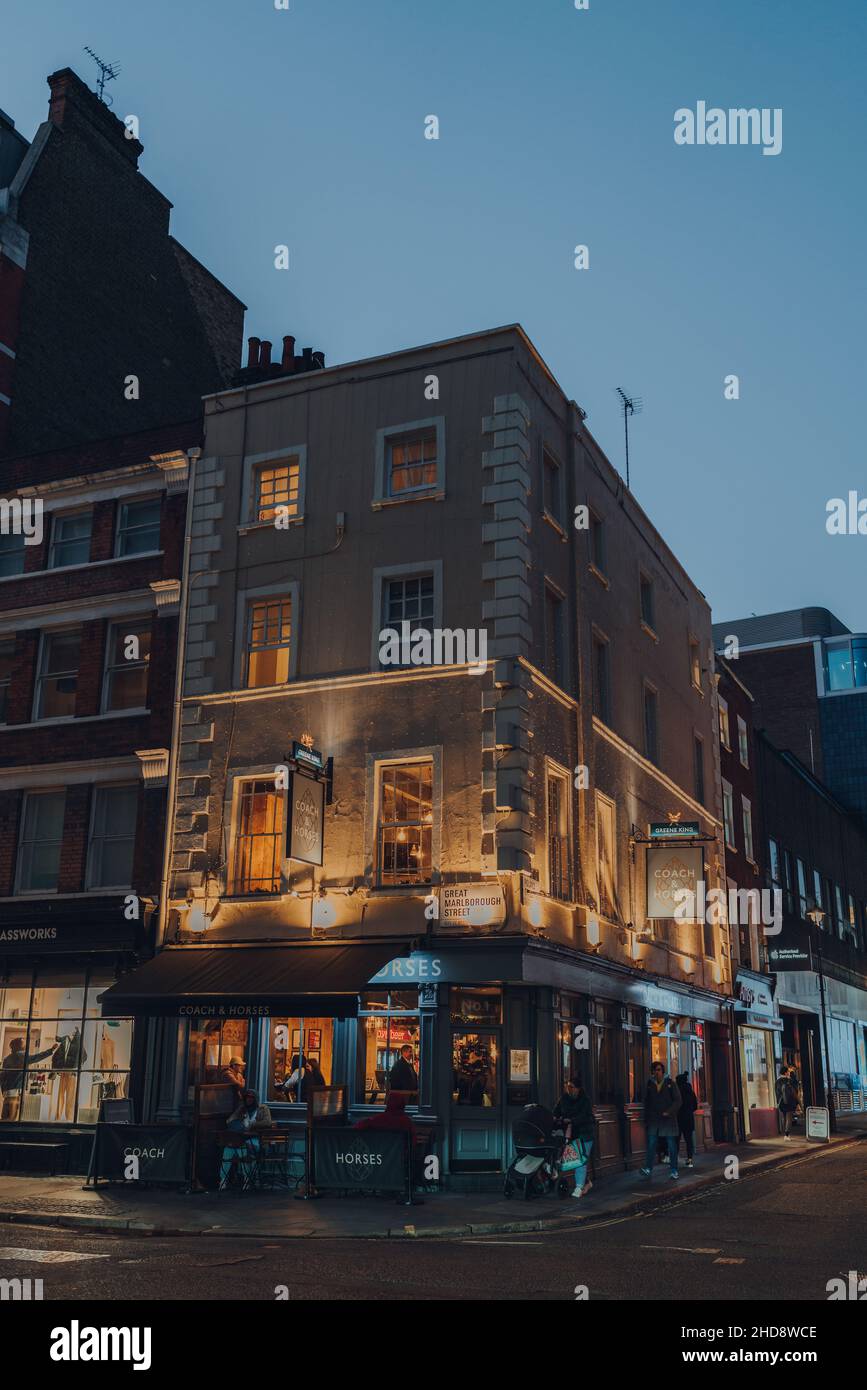 Londres, Royaume-Uni - 23 novembre 2021 : extérieur éclairé de Coach and Horses, un pub traditionnel situé dans un bâtiment du 18th siècle à Soho, un quartier de Londres Banque D'Images