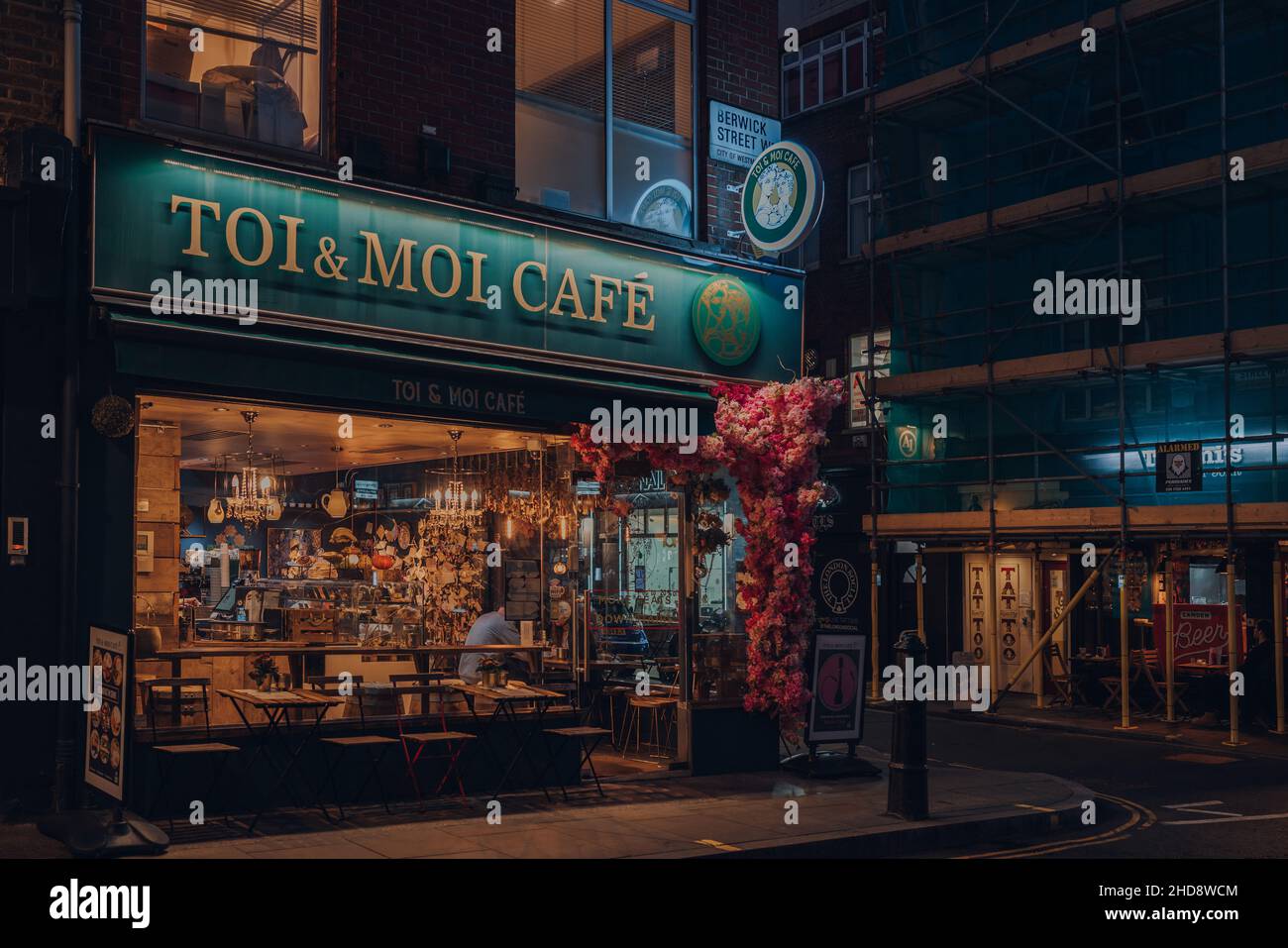 Londres, Royaume-Uni - 23 novembre 2021 : vue sur toi et moi Cafe à Soho, un quartier célèbre de Londres avec de nombreux bars et restaurants, le soir d'automne. Banque D'Images