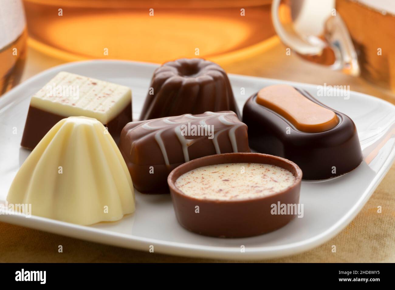 Une variété de délicieux bonbon au chocolat sur une assiette blanche en gros plan Banque D'Images