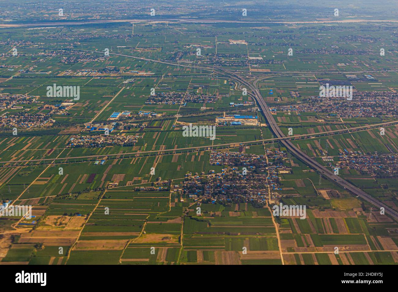 Vue aérienne du paysage près de Xi'an comprenant G30 et G30N routes, Chine Banque D'Images