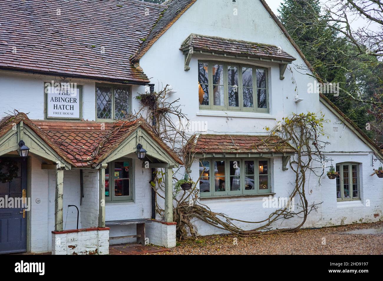 Le pub Arwinger Hatch de Surrey, un pub anglais traditionnel confortable en hiver Banque D'Images