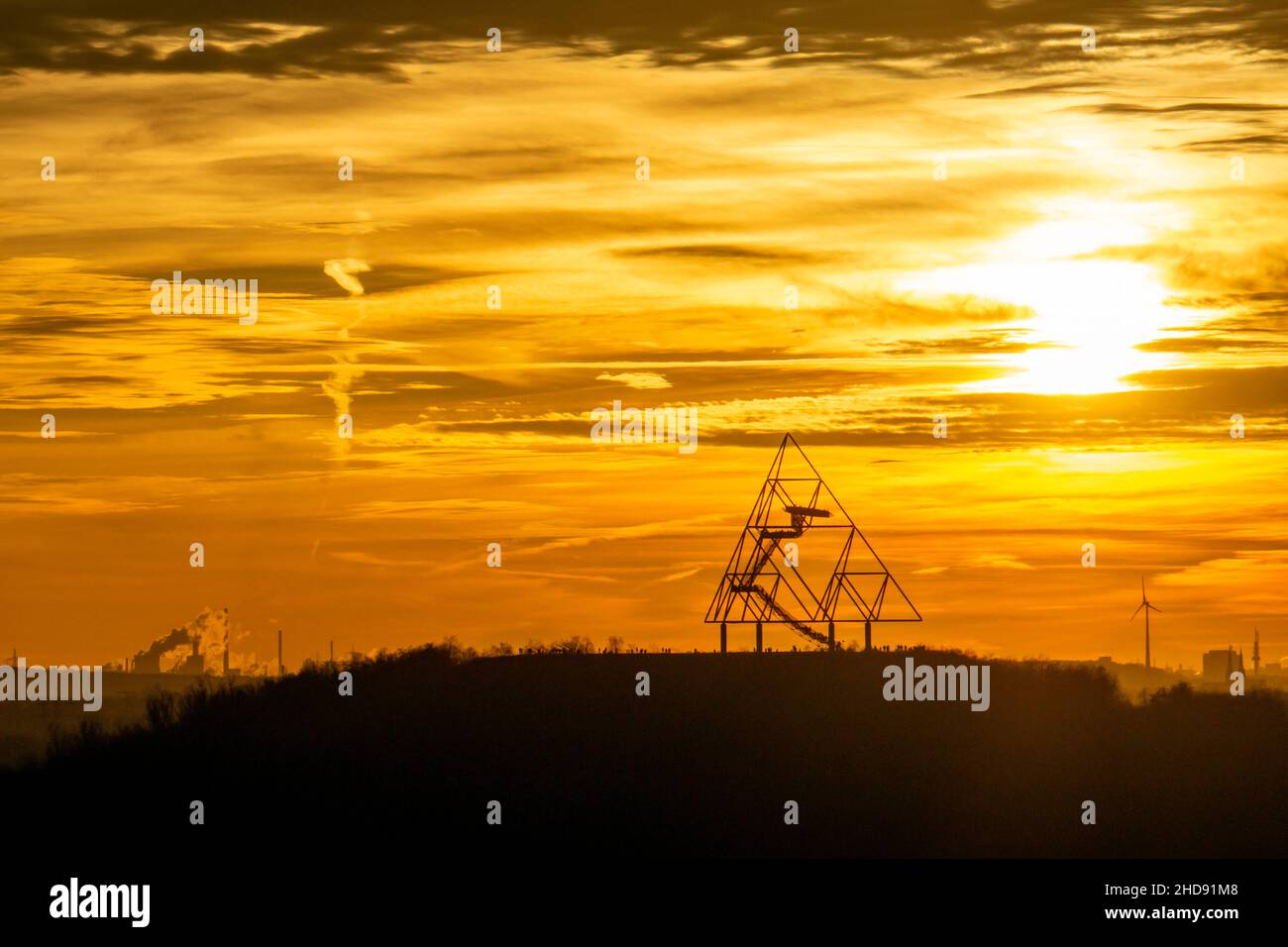 Ciel rouge du soir, coucher de soleil, vue depuis le slagheap de Mottbruch à Gladbeck, à l'ouest, jusqu'au slagheap à Beckstrasse, à Bottrop avec le Tetraeder, NRW Banque D'Images