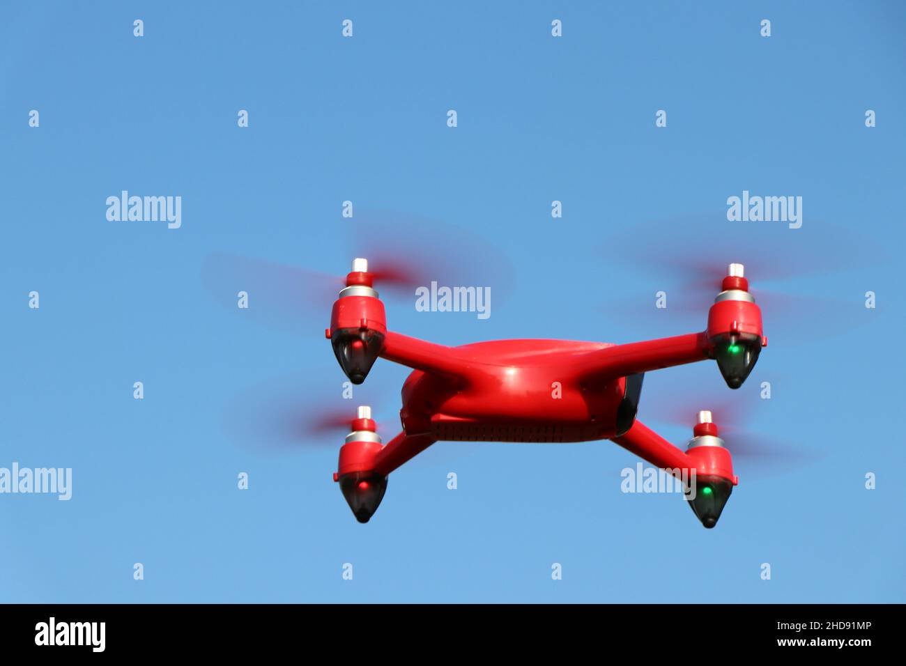 Drone rouge sur fond bleu ciel.Photo de haute qualité Banque D'Images