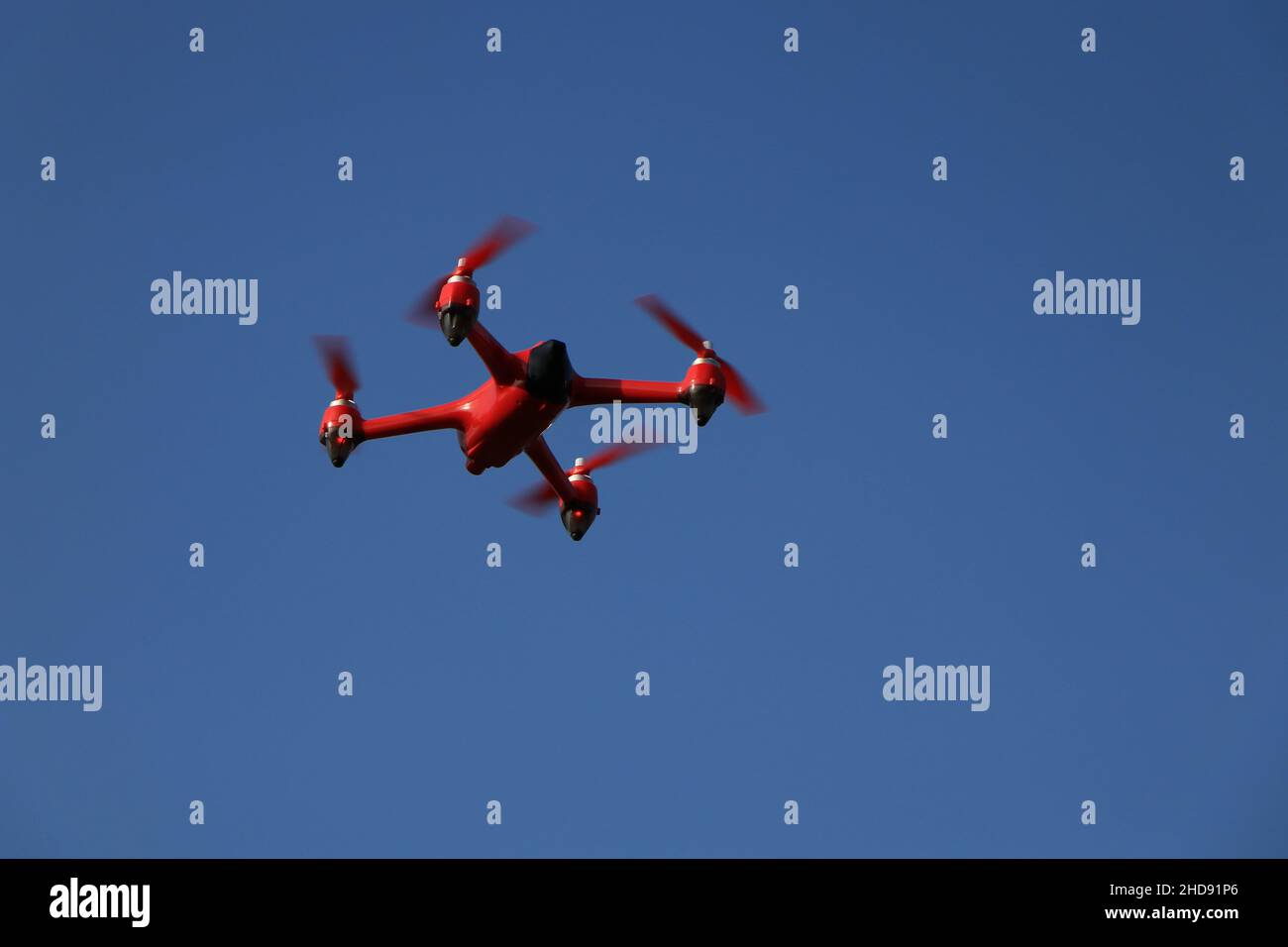 Drone rouge sur fond bleu ciel.Photo de haute qualité Banque D'Images
