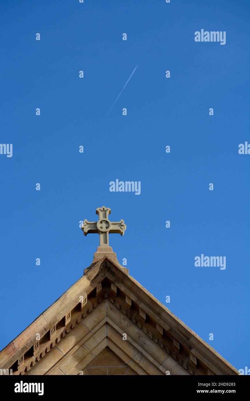 Une croix en pierre au sommet de la célèbre basilique de la cathédrale Saint-François d'Assise à Santa Fe, Nouveau-Mexique. Banque D'Images