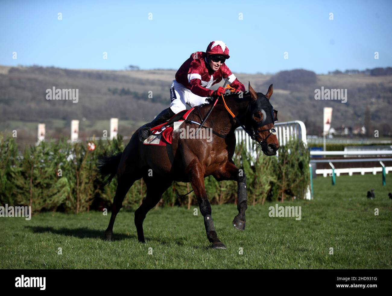 Photo du dossier datée du 17-03-2021 de Tiger Roll, monté par Keith Donoghue sur le chemin de gagner la Glenfarclas Chase (Cross Country Chase) le deuxième jour du Festival Cheltenham à l'hippodrome de Cheltenham.Gordon Elliott prendra un bref de visionnement sur le double gagnant du Grand National Tiger Roll avant de décider s'il va ou non tenter une quatrième victoire dans la course de Glenfarclas Cross Country au Cheltenham Festival.Date de publication : le mardi 4 janvier 2022. Banque D'Images